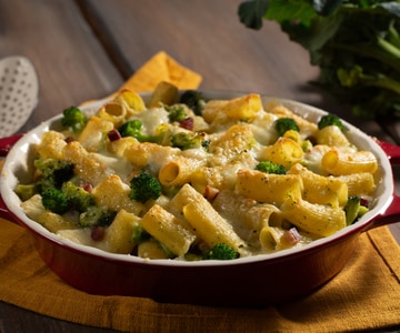 Pasta al horno con brócoli y panceta