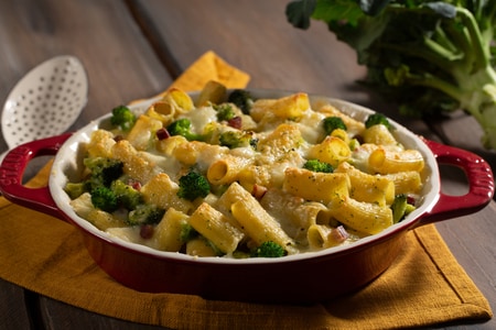 Pasta al horno con brócoli y panceta