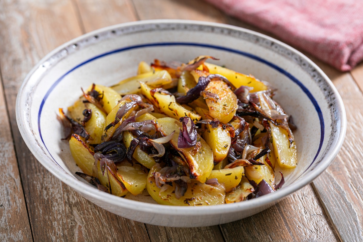 Patatas y cebollas al horno