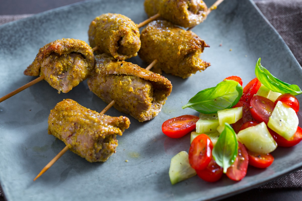 Brochetas de rollitos con pistachos