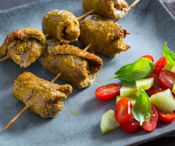 Brochetas de rollitos con pistachos