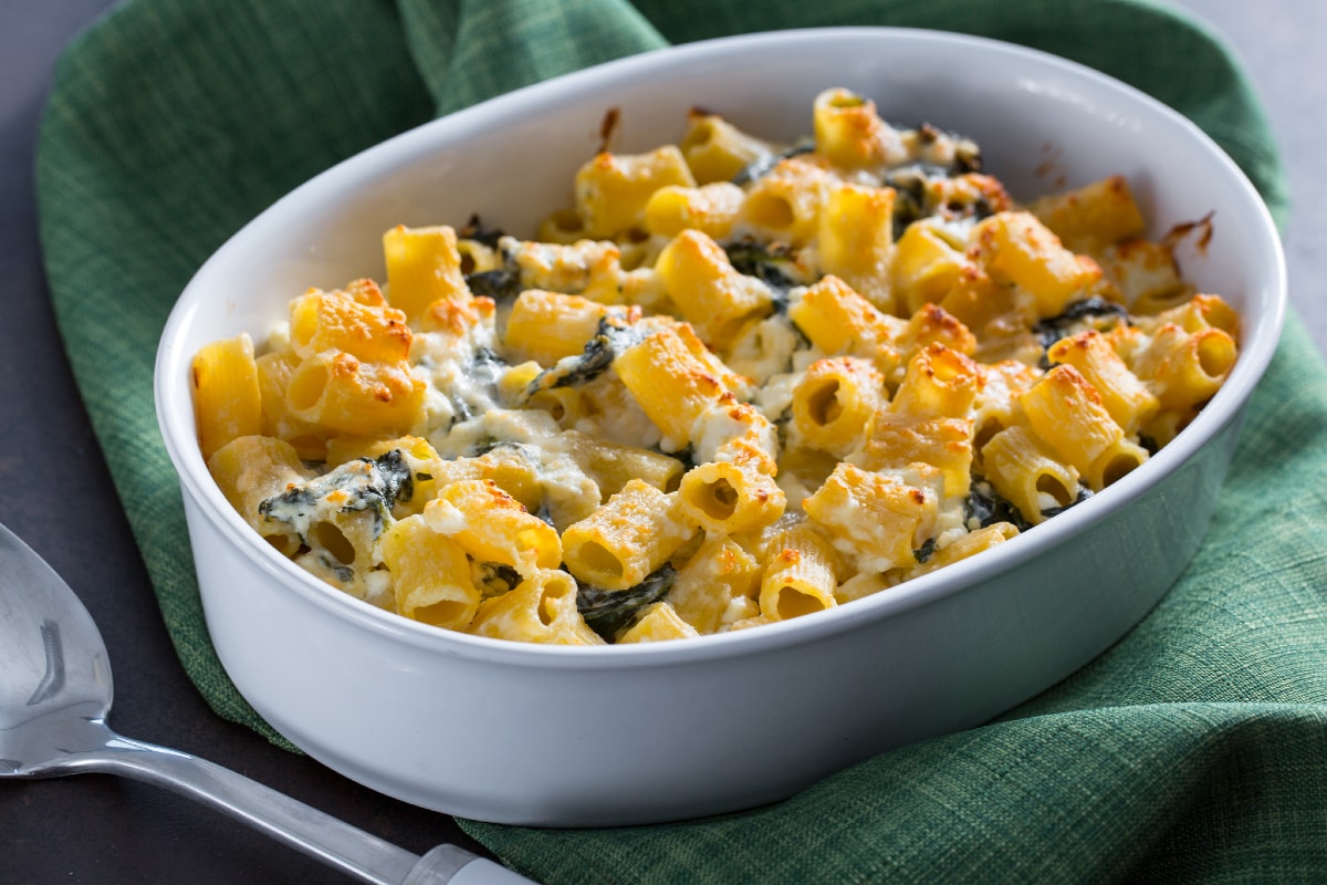 Pasta con feta y espinacas al horno
