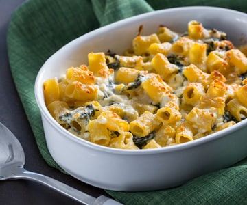 Pasta con feta y espinacas al horno