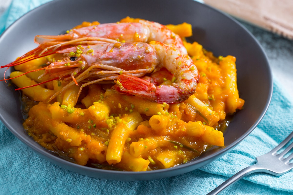 Macarrones con crema de calabaza y gambas flambeadas