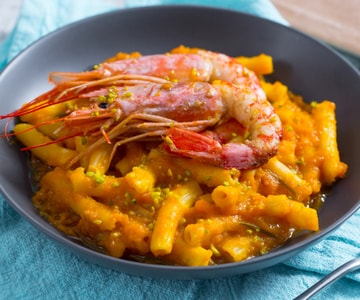 Macarrones con crema de calabaza y gambas flambeadas