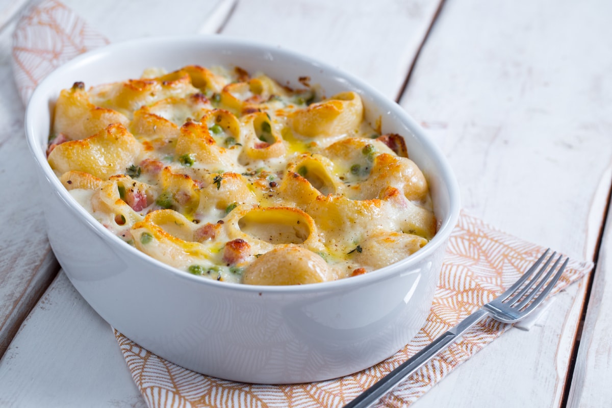 Conchiglioni con mortadela y guisantes
