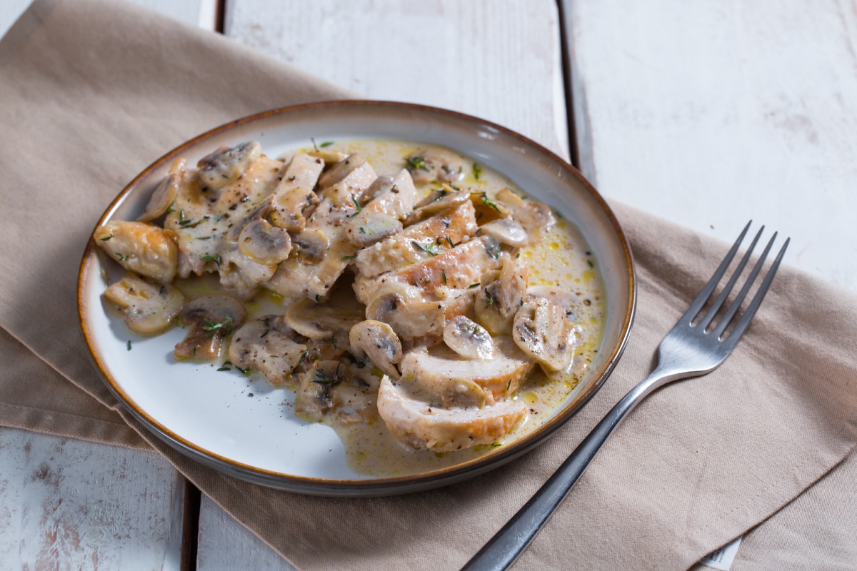 Pechuga de pollo con leche y champiñones