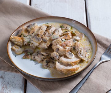 Pechuga de pollo con leche y champiñones