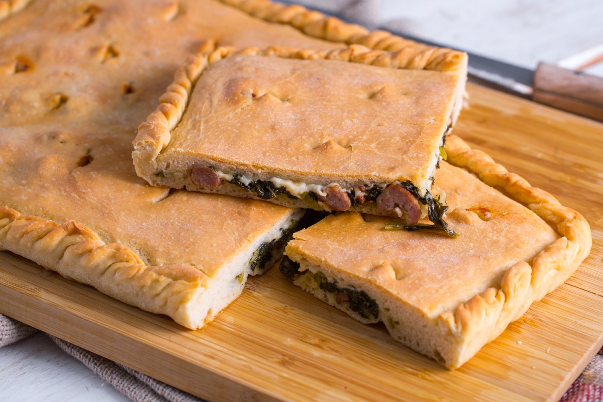 Focaccia rellena con grelos y salchicha