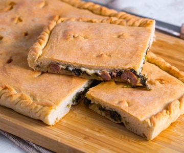 Focaccia rellena con grelos y salchicha