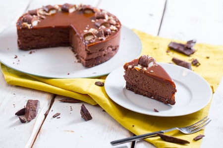 Cheesecake con chocolate y caramelo salado