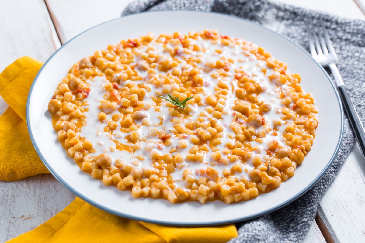 Pasta con garbanzos y taleggio