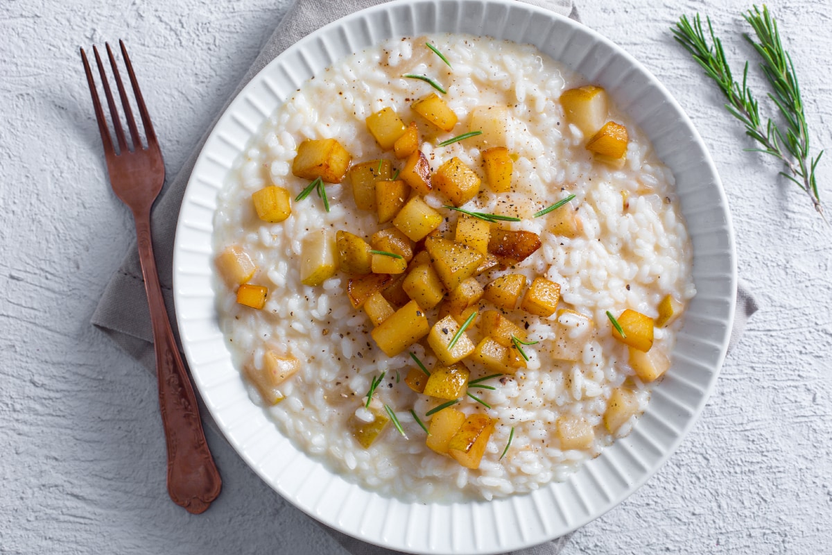 Risotto con stracchino, peras y avellanas