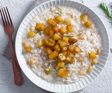 Risotto con stracchino, peras y avellanas