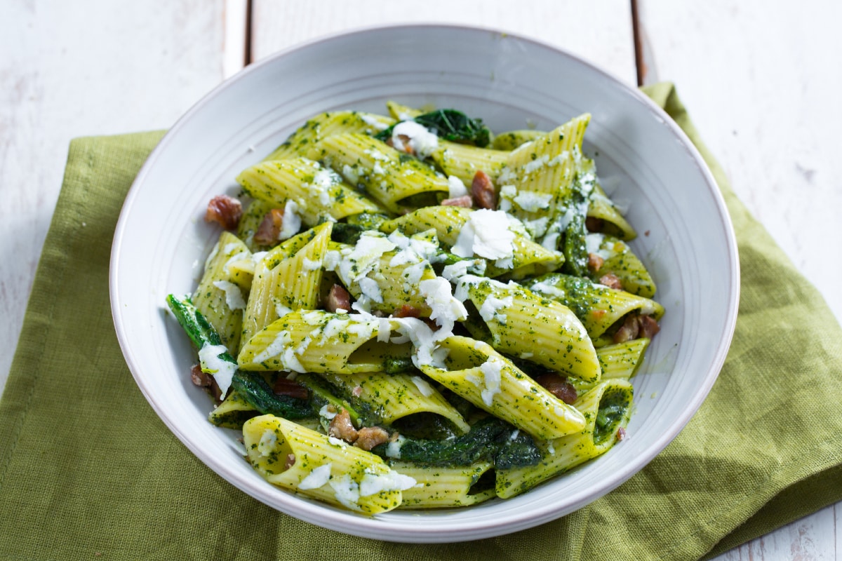 Pasta con col rizada y castañas