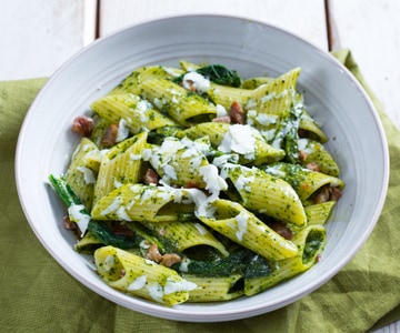 Pasta con col rizada y castañas