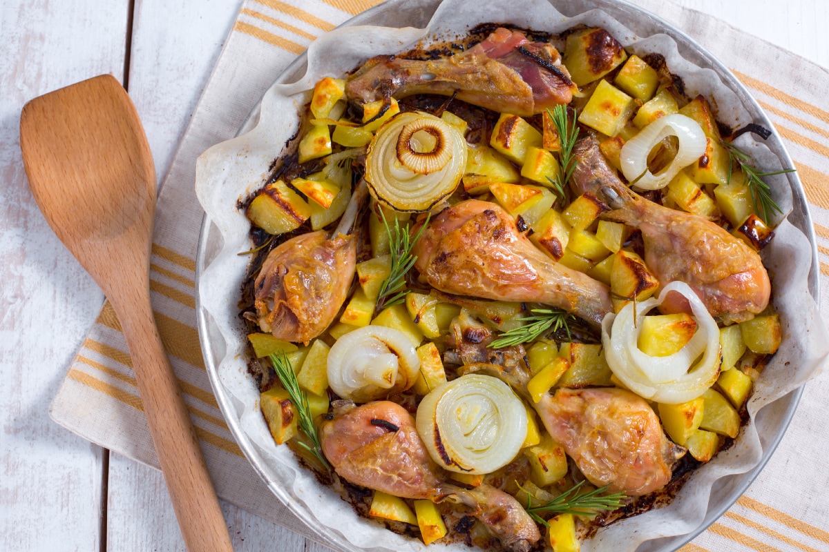 Pollo al horno con patatas y cebollas