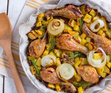 Pollo al horno con patatas y cebollas