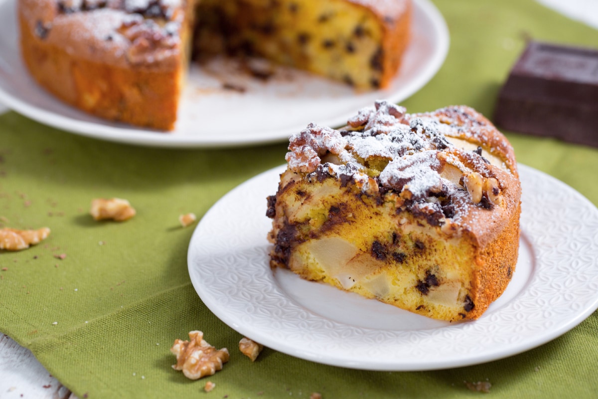 Tarta de chocolate, peras y nueces