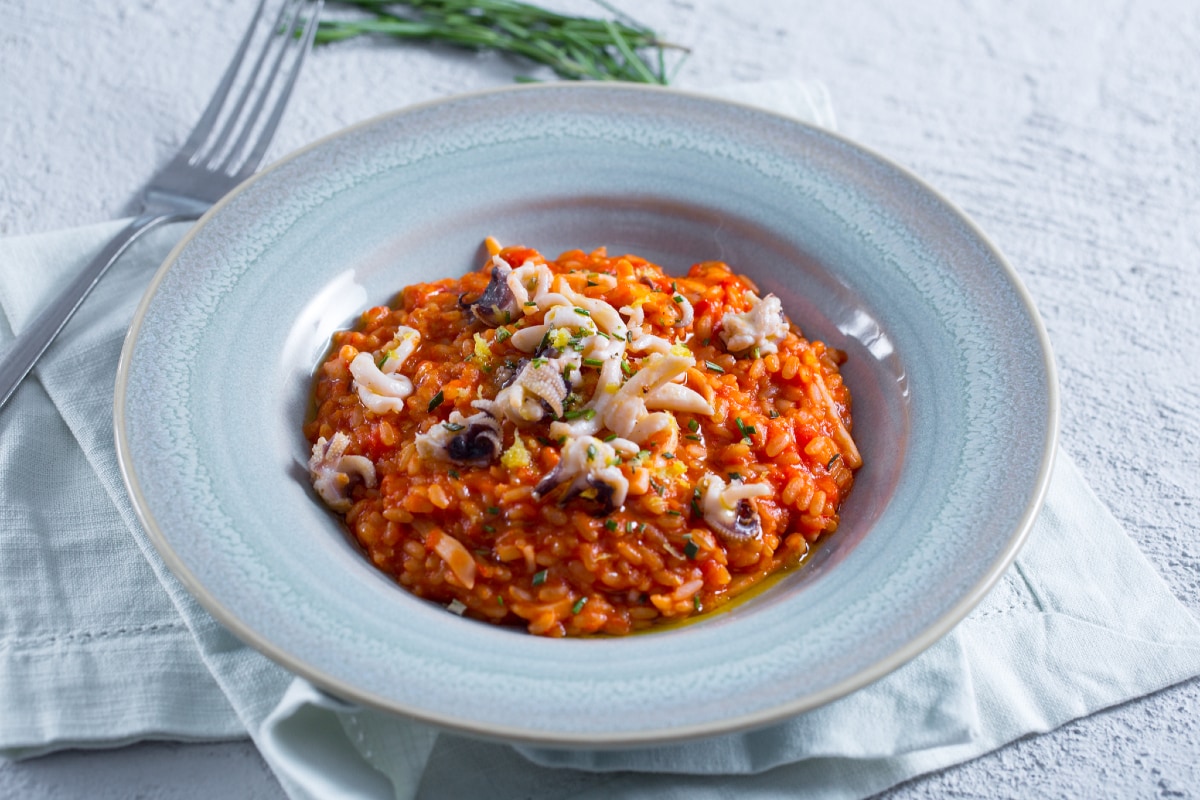 Risotto sepia y tomate