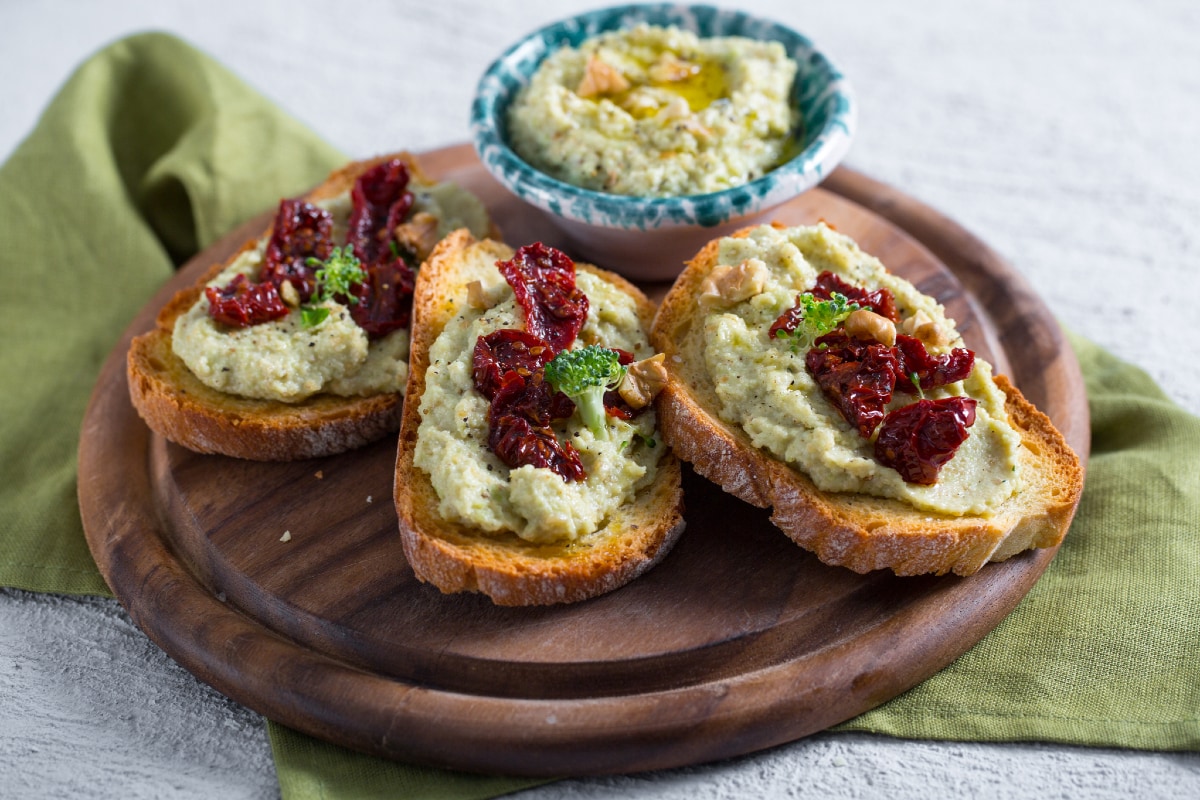 Bruschettas con crema de brócoli