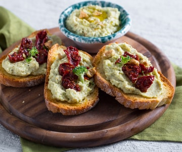 Bruschettas con crema de brócoli