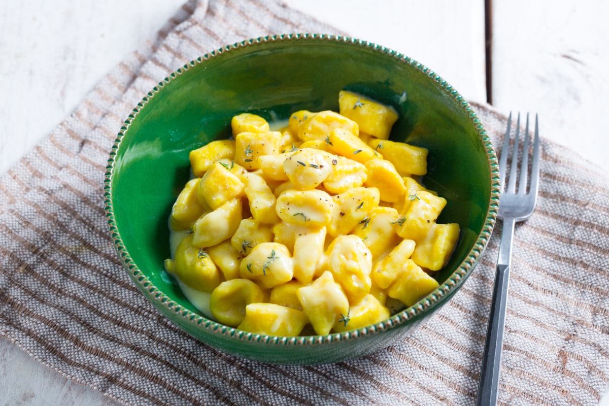 Ñoquis de ricotta y cúrcuma