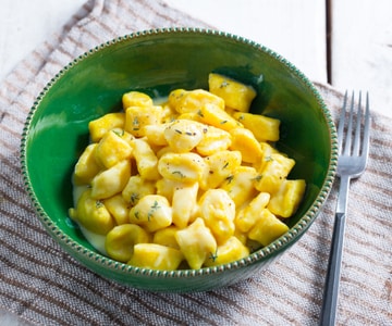 Ñoquis de ricotta y cúrcuma