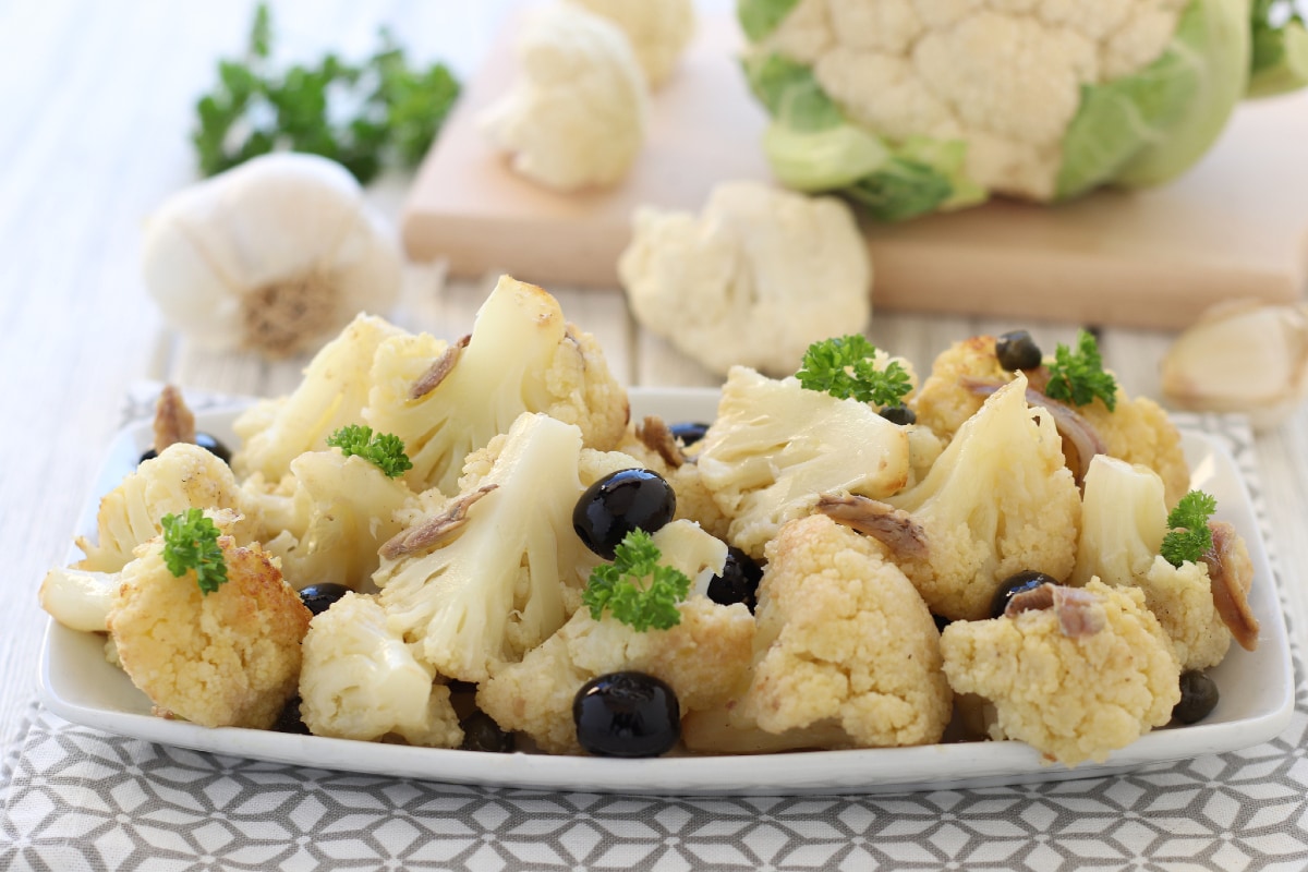 Coliflor en sartén con aceitunas