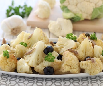 Coliflor en sartén con aceitunas