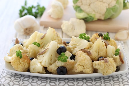 Coliflor en sartén con aceitunas