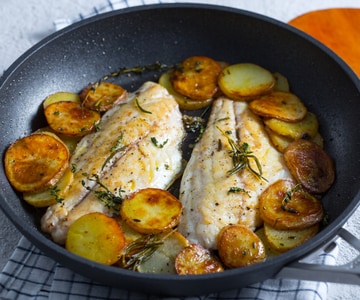 Filetes de dorada y patatas en sartén