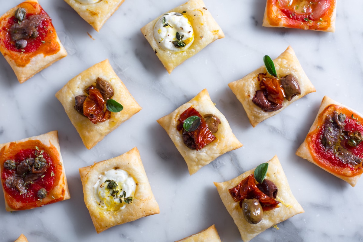 Pizzetas cuadradas de hojaldre