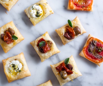 Pizzetas cuadradas de hojaldre
