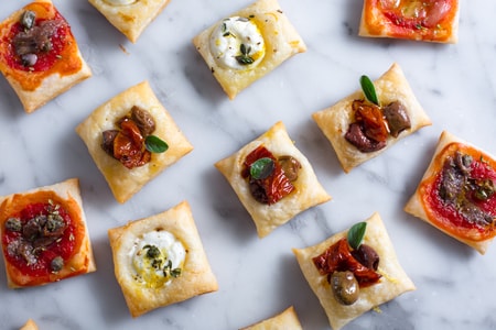 Pizzetas cuadradas de hojaldre