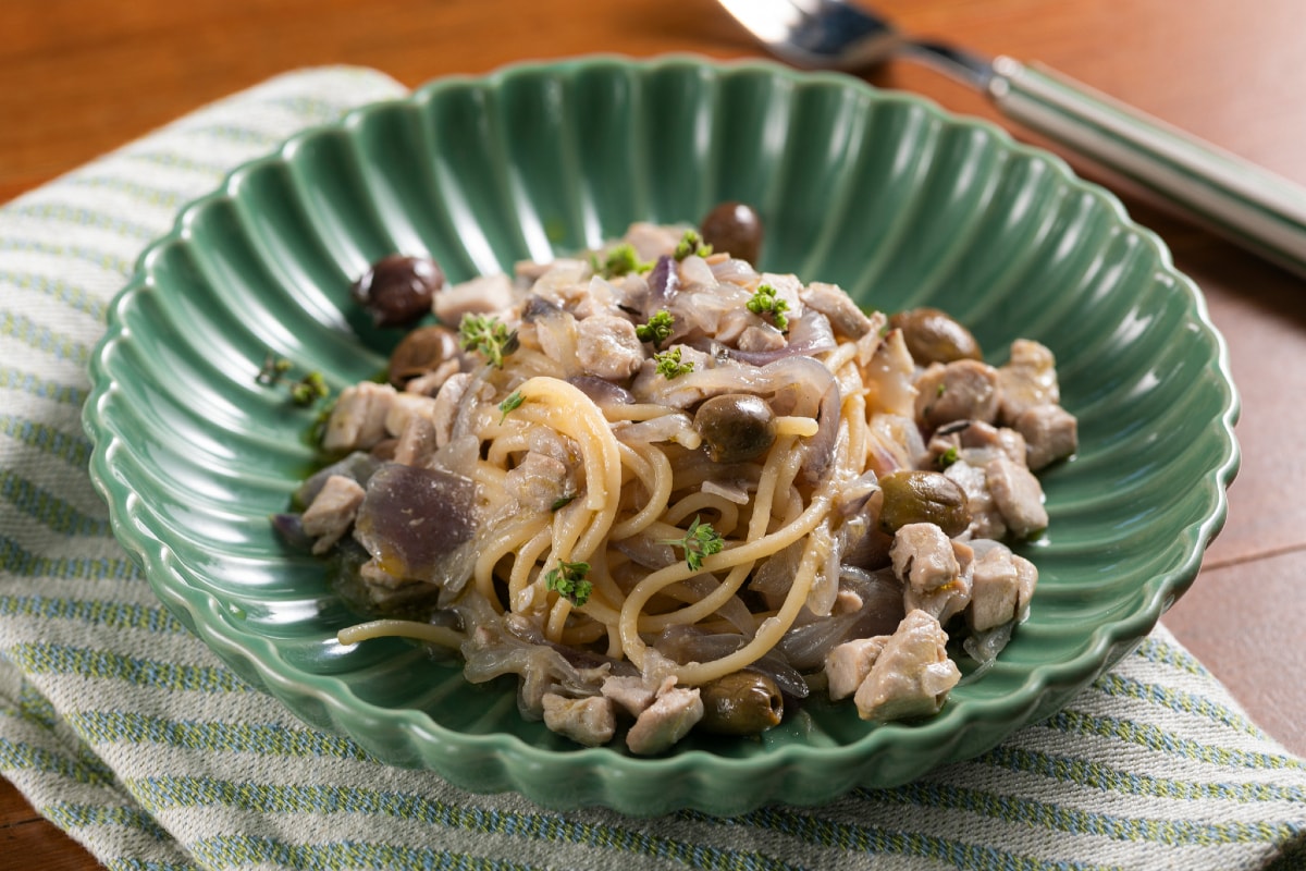Pasta con atún y cebolla