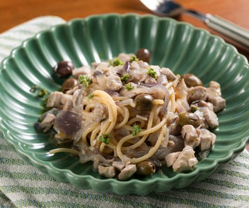 Pasta con atún y cebolla