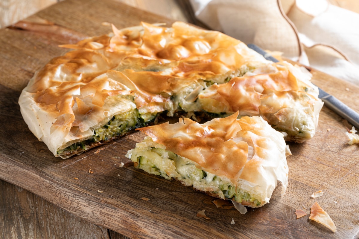 Tarta salada de pasta filo en sartén con calabacines