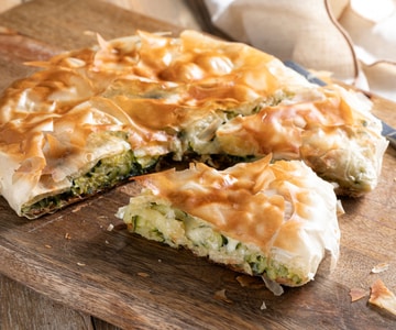 Tarta salada de pasta filo en sartén con calabacines