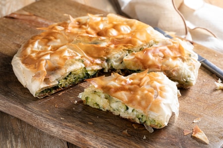 Tarta salada de pasta filo en sartén con calabacines