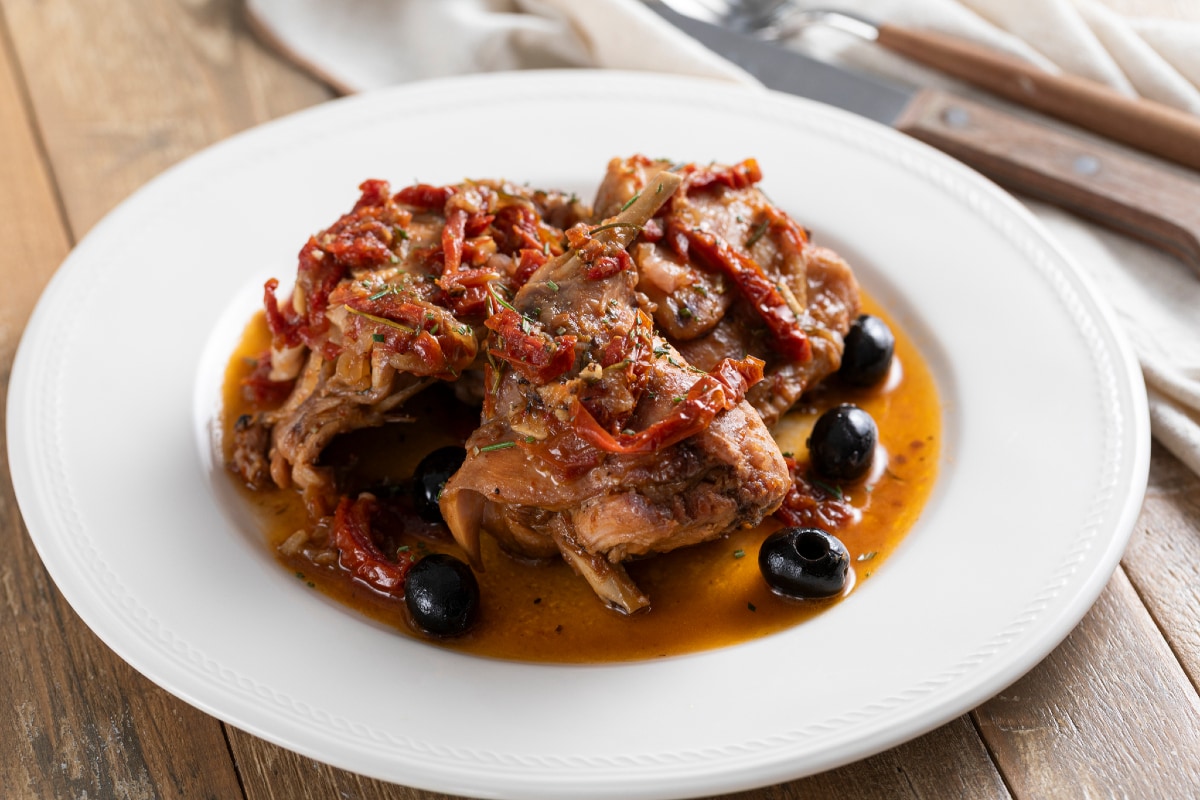Conejo guisado con aceitunas y tomates secos