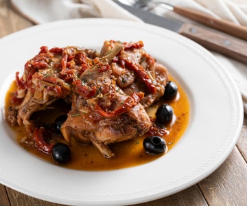 Conejo guisado con aceitunas y tomates secos