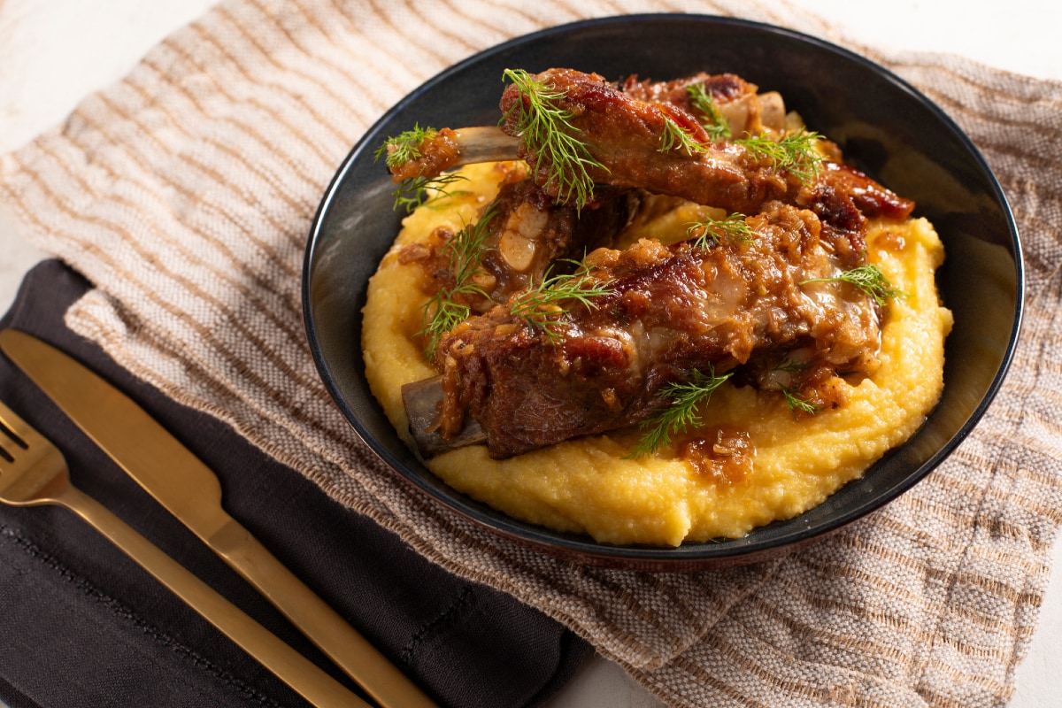 Costillas de cerdo al vino blanco y hinojo silvestre