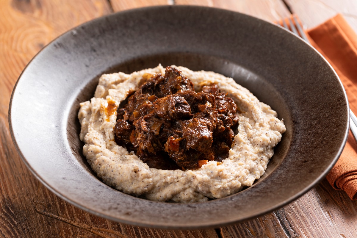 Estofado de jabalí con polenta taragna