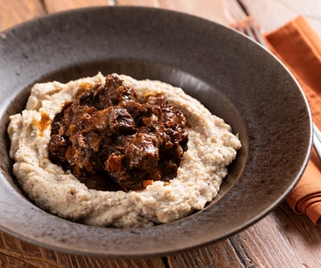 Estofado de jabalí con polenta taragna