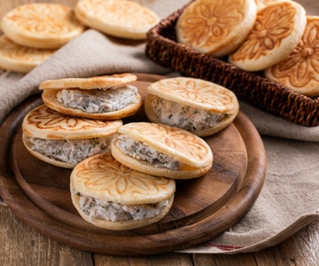 Crescentine (o tigelle) con la cunza