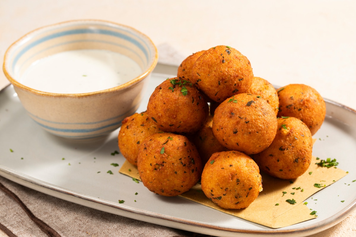 Albóndigas de queso y pimienta con fondue