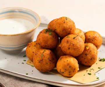 Albóndigas de queso y pimienta con fondue