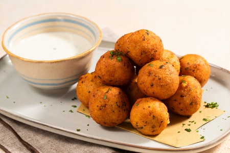 Albóndigas de queso y pimienta con fondue