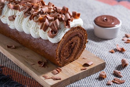 Rollo de cacao con nata y Nutella